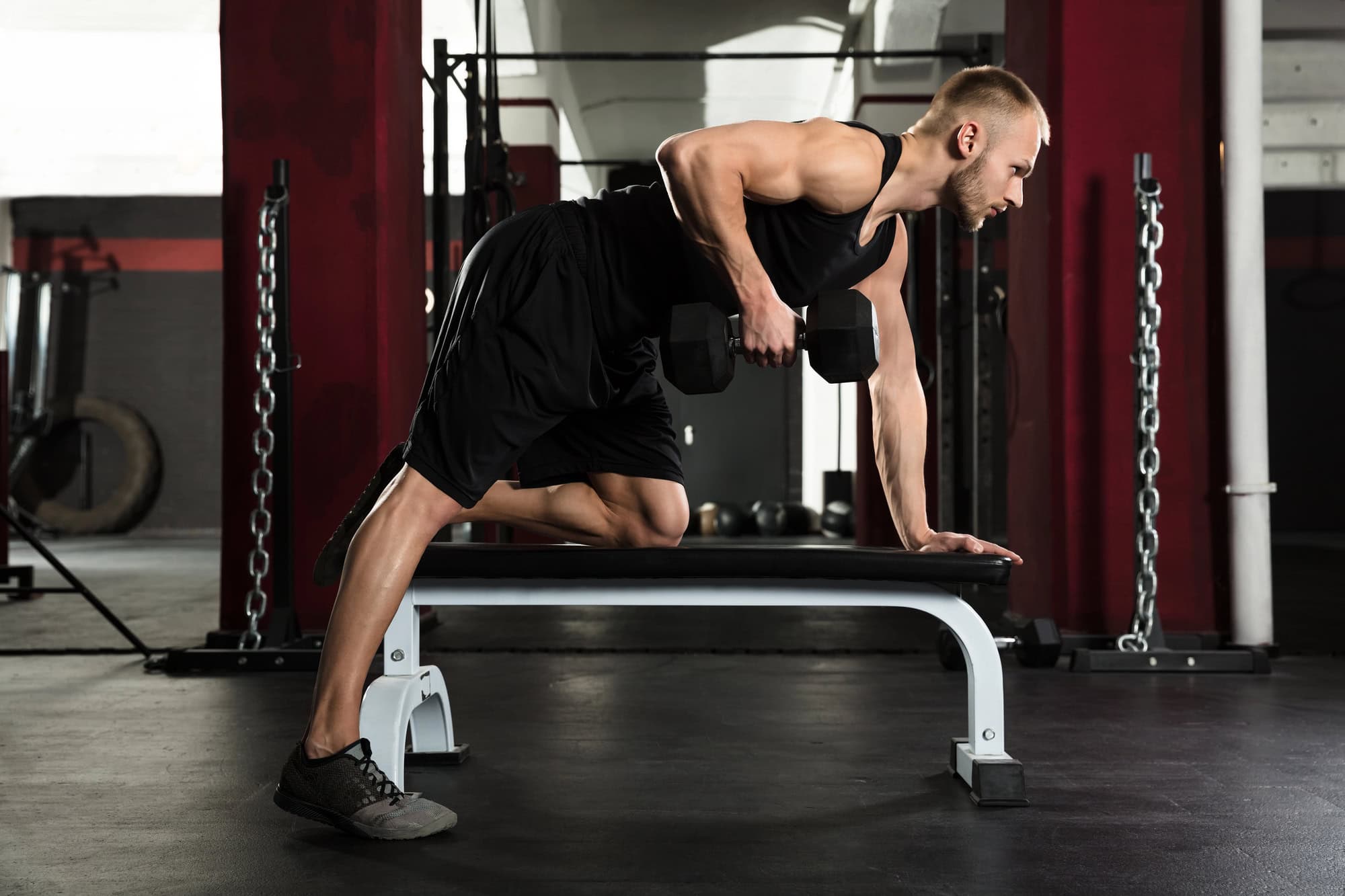 Workout Splits – Pull Day Dumbbell Row Exercise Man doing a one-arm dumbbell row as part of a pull day workout split