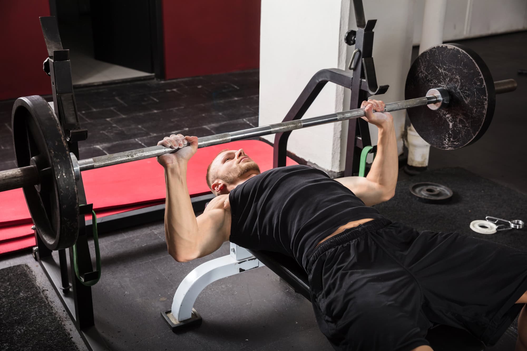 Workout Splits – Push Day Bench Press Training Man performing a bench press as part of a push day in a workout split routine